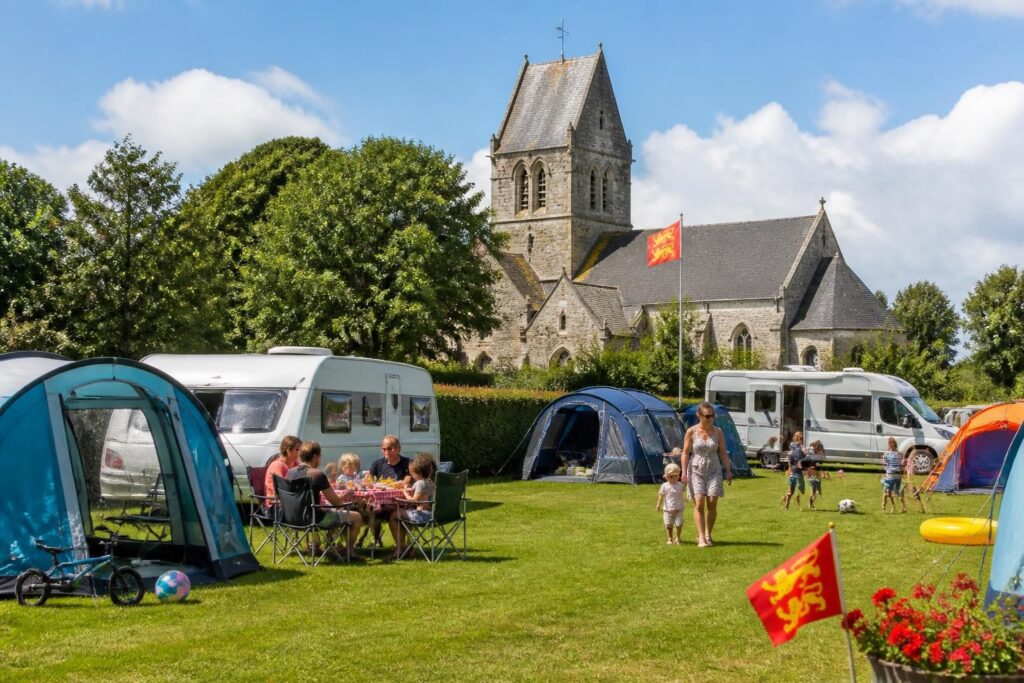 découvrez notre guide complet du camping à sainte-mère-église avec avis, photos et tarifs pour organiser un séjour inoubliable en normandie.