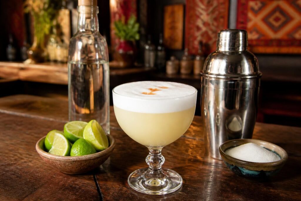 découvrez la recette traditionnelle du pisco sour, le célèbre cocktail péruvien à base de pisco, citron vert, sucre et blanc d'œuf, pour un goût authentique et rafraîchissant.