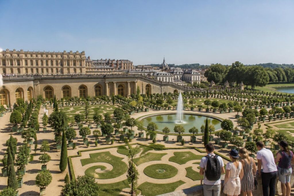 découvrez les incontournables de versailles, la ville royale en france : son célèbre château, ses jardins majestueux, et bien plus pour une visite inoubliable.