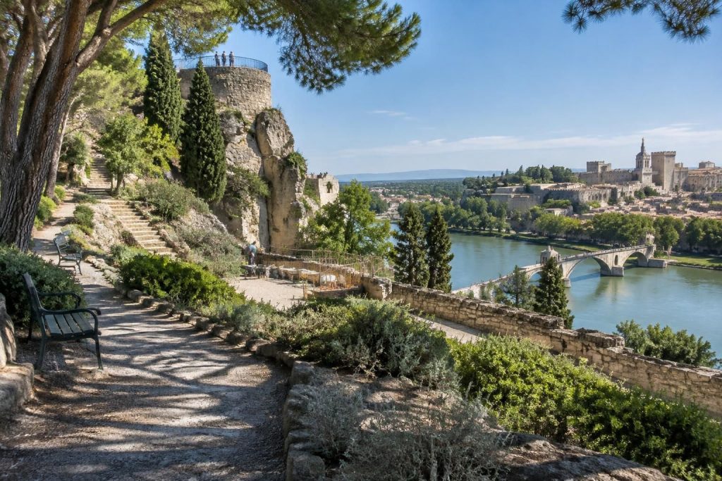 découvrez le jardin des doms à avignon : horaires d’ouverture, travaux en cours et photos du rocher des doms, avec une vue panoramique sur la ville.